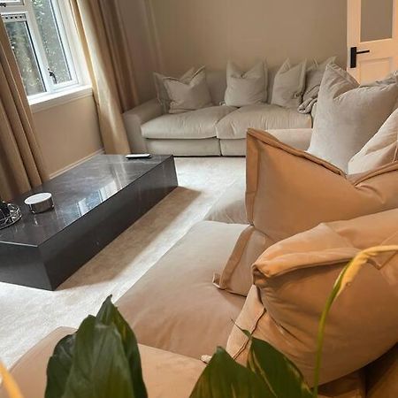 Newly Refurbished Apartment, Near Station & River ลอนดอน ภายนอก รูปภาพ