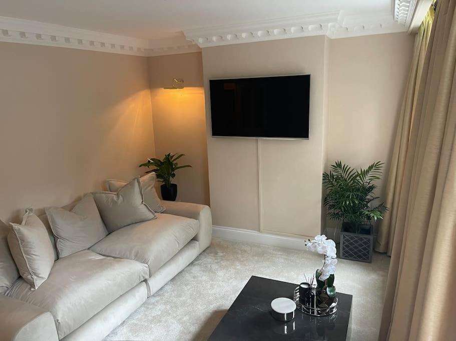 Newly Refurbished Apartment, Near Station & River ลอนดอน ภายนอก รูปภาพ