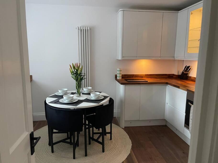 Newly Refurbished Apartment, Near Station & River ลอนดอน ภายนอก รูปภาพ