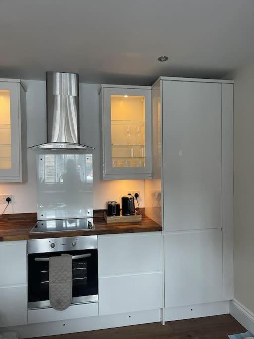Newly Refurbished Apartment, Near Station & River ลอนดอน ภายนอก รูปภาพ