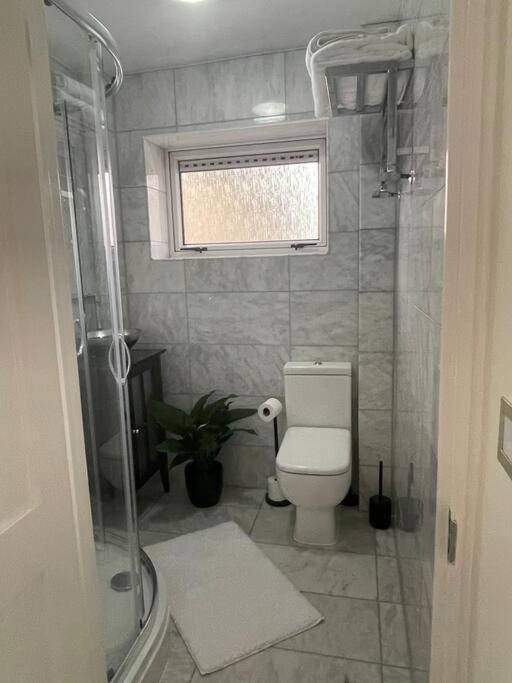Newly Refurbished Apartment, Near Station & River ลอนดอน ภายนอก รูปภาพ